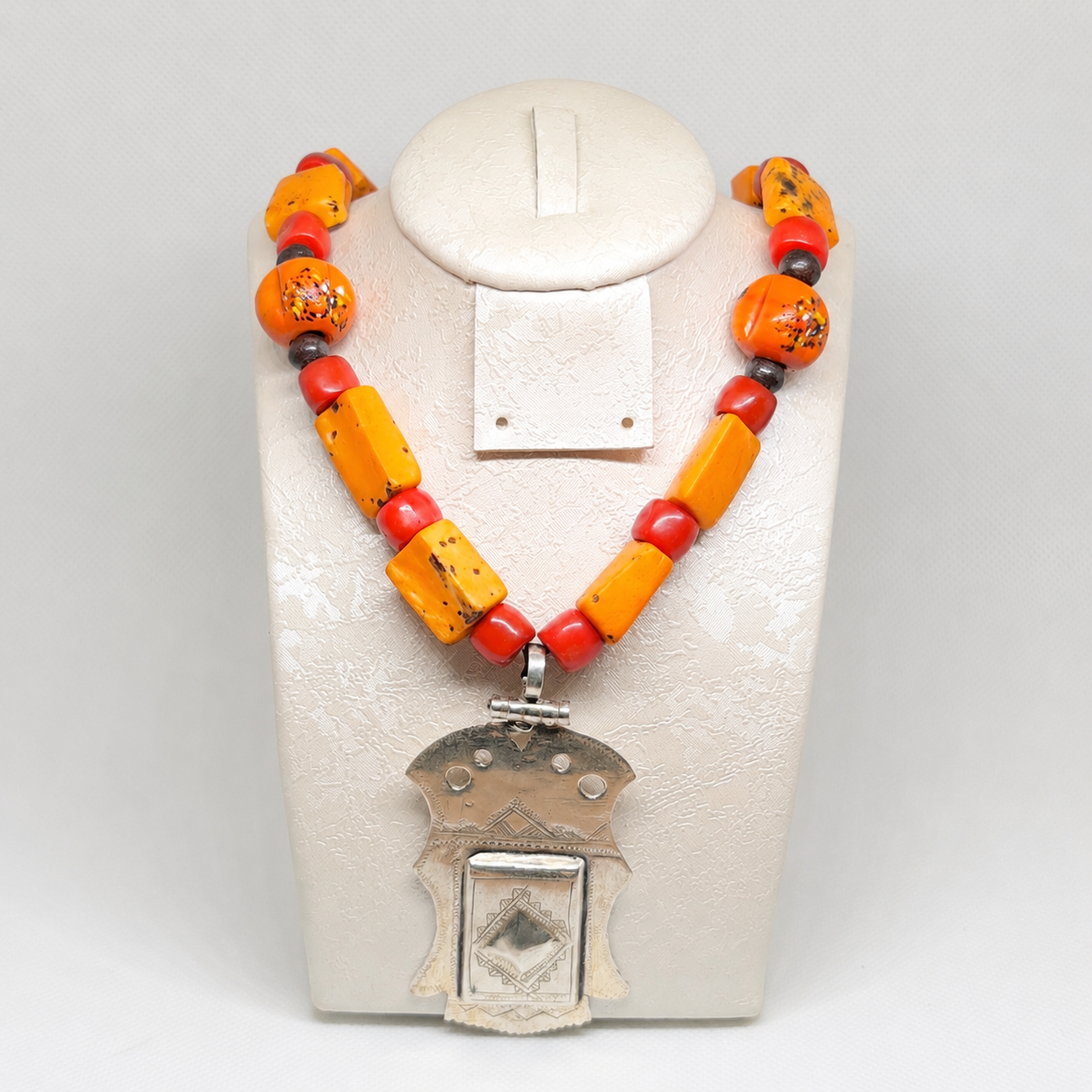 vintage_berber_coral_necklace_with_silver_pendant